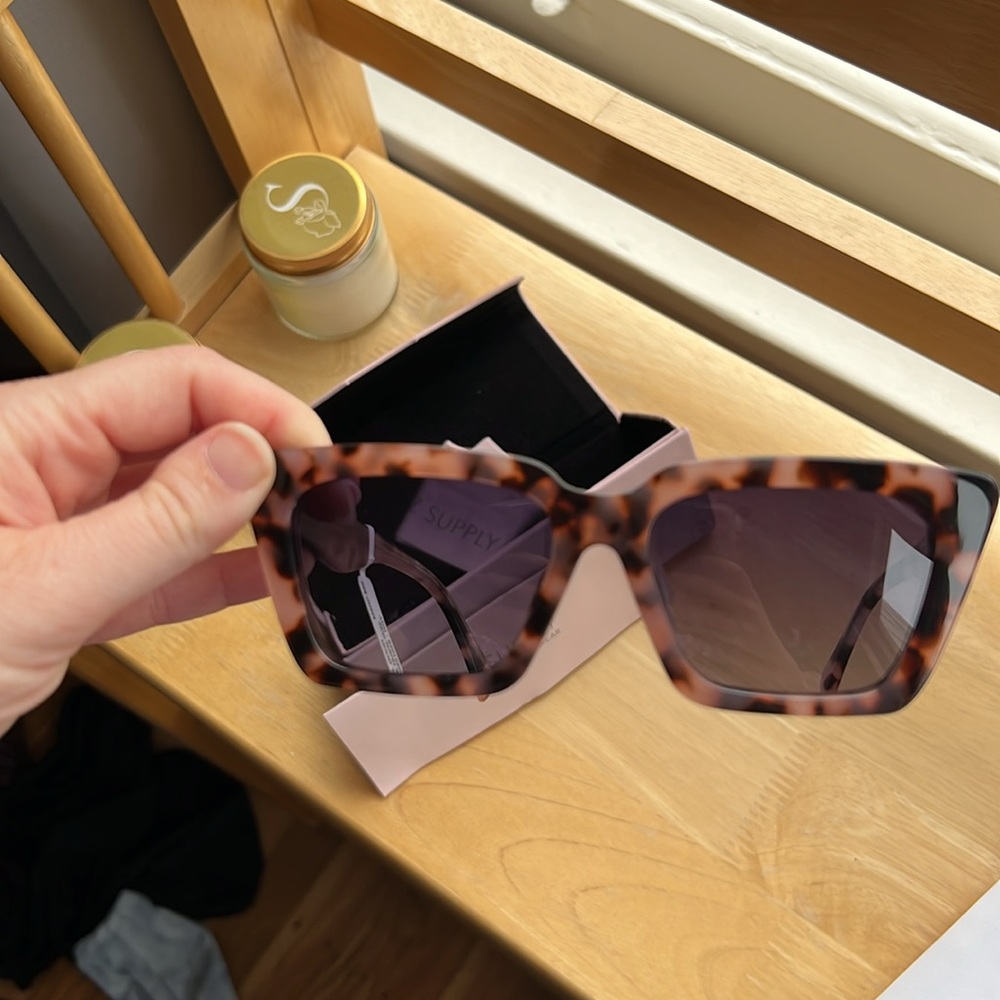 Z Supply feel good rose quartz Cat-Eye Sunglasses - Picture 2 of 5